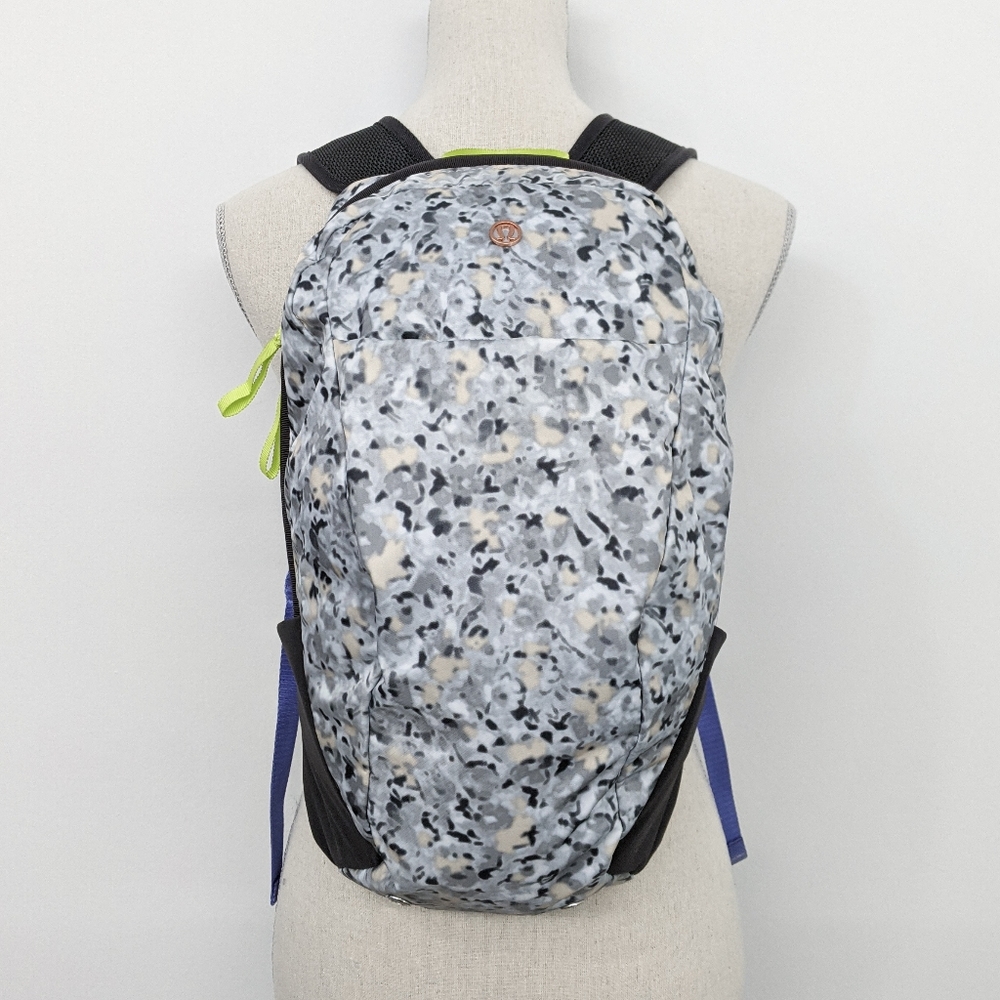 Rare Lululemon Run From Work Backpack Not So Petit Fleur Silver Spoon Camo - Picture 2 of 11
